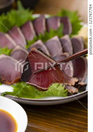 The moment when Takamatsu's specialty, seared bonito, is lifted with chopsticks 123767764