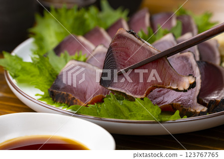 高松名產「炙烤鰹魚」被筷子夾起的瞬間 123767765