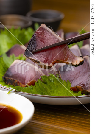 The moment when Takamatsu's specialty, seared bonito, is lifted with chopsticks 123767766