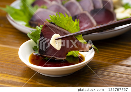 The moment when Takamatsu's specialty, seared bonito, is lifted with chopsticks 123767767