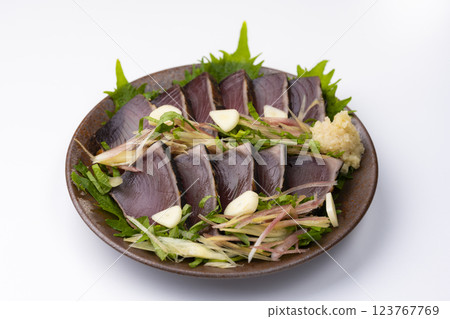 配上豐富調味品的炙烤鰹魚 123767769