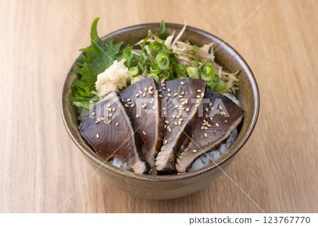 佐料豐富的炙烤鰹魚蓋飯 123767770