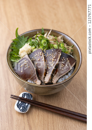 Seared bonito rice bowl with plenty of condiments 123767771
