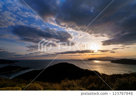 初春的基坦海峽。 123767848