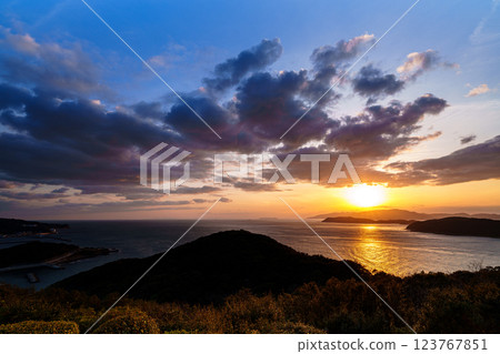 基坦海峽的初春。 基坦海峽的初春。 123767851