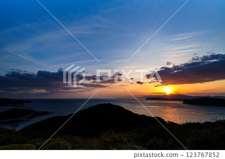 Early spring in the Kitan Straits. Ships passing by, clouds flowing, and a beautiful sunset. Sunset sky before sunset ⑫ Early spring in the Kitan Straits. Ships passing by, clouds flowing, and a beautiful sunset. Sunset sky before sunset ⑫ 123767852