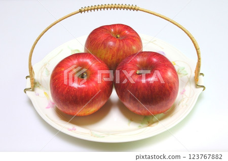 Apples (3 pieces) Apples (3 pieces) 123767882
