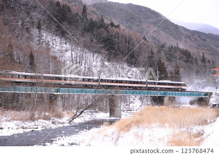 383 Series Shinano Express train running along the Central Line with snow-capped mountains in the background_Photo taken on 2025/2/8 123768474