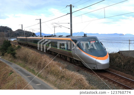[JR四國] 8000系列特快「石鎚號」與瀨戶內海（予讚線：淺見～大浦） 123768774