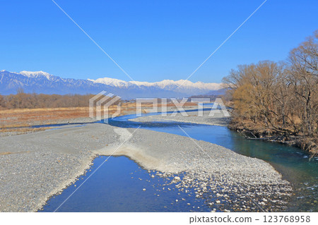初春的安曇野:從田澤橋望去的西川和北阿爾卑斯山 初春的安曇野:從田澤橋望去的西川和北阿爾卑斯山 123768958
