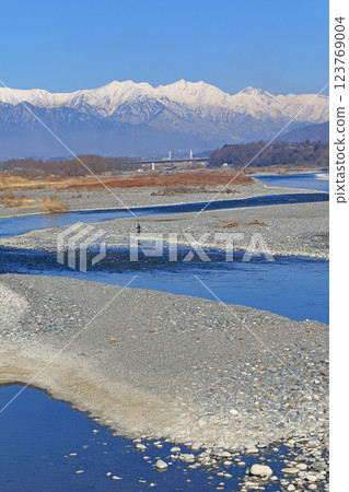 Azumino in early spring: The Sai River and the Northern Alps as seen from Tazawa Bridge 123769004