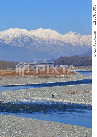 Azumino in early spring: The Sai River and the Northern Alps as seen from Tazawa Bridge 123769005