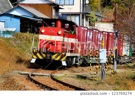 Supporting logistics in coastal areas with containers... Container freight train towed by Fukushima Rinkai Railway's "DD561" 123769274