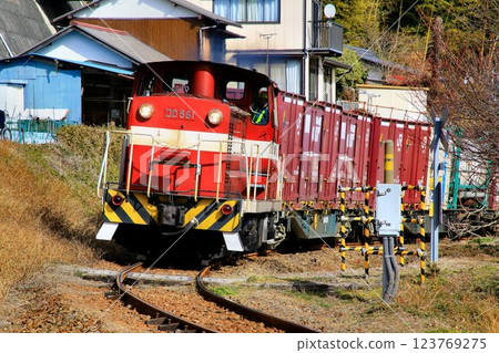 Supporting logistics in coastal areas with containers... Container freight train towed by Fukushima Rinkai Railway's "DD561" 123769275
