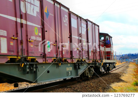 Supporting logistics in coastal areas with containers... Container freight train towed by Fukushima Rinkai Railway's "DD561" Supporting logistics in coastal areas with containers... Container freight train towed by Fukushima Rinkai Railway's "DD561" 123769277
