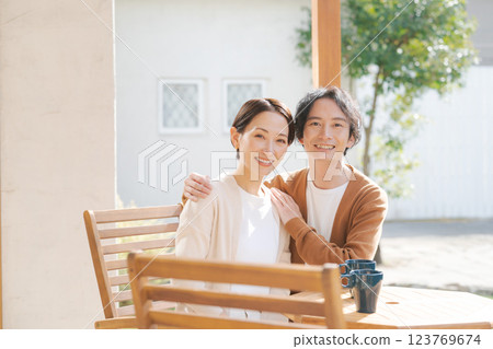 一對夫婦在露台上放鬆 123769674