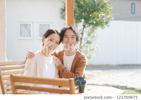 一對夫婦在露台上放鬆 123769675