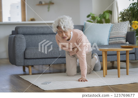 老年婦女摀著肚子暈倒 123769677