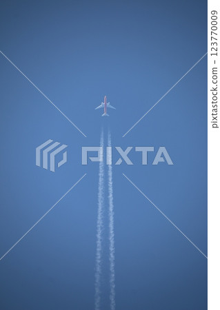 An airplane flying with a contrail 123770009
