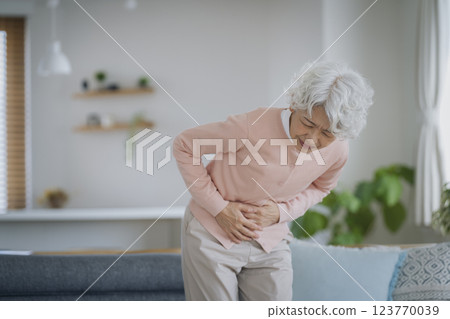 患有下腹部的高級婦女 123770039