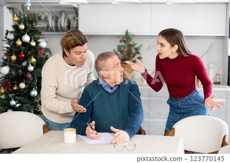 Family members discussing inheritance 123770145