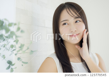 年輕女性的美麗形象 123770545