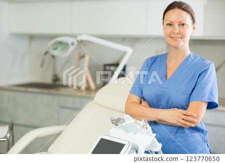 Adult woman cosmetologist posing with cosmetology apparatus 123770650