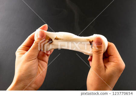 Splitting the roasted kusamochi 123770654