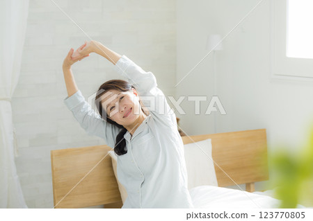 躺在床上伸展身體的老年婦女 123770805