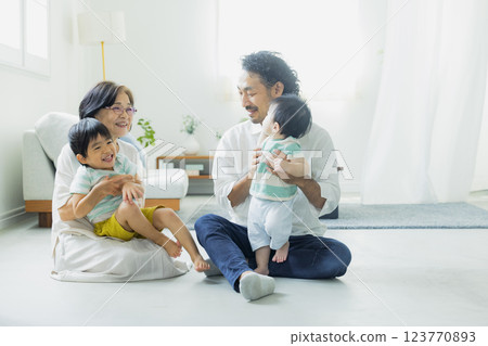 客廳裡的三代家庭 123770893