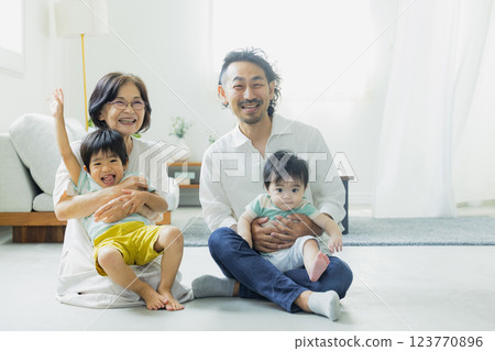 客廳裡的三代家庭 123770896