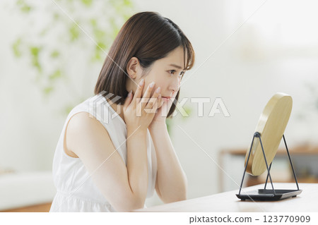 Young woman, beauty image　 123770909