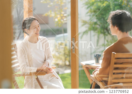 一對夫婦在露台上放鬆身心 123770952