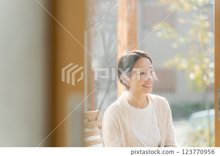 一對夫婦在露台上放鬆身心 123770956