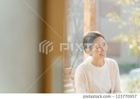 一對夫婦在露台上放鬆身心 123770957