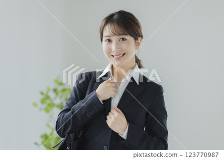 西裝的一個微笑的女商人 123770987