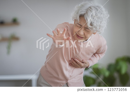 Senior woman clutching her chest and asking for help 123771056