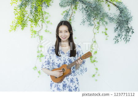 一個女人在玩夏威夷四弦琴 123771112