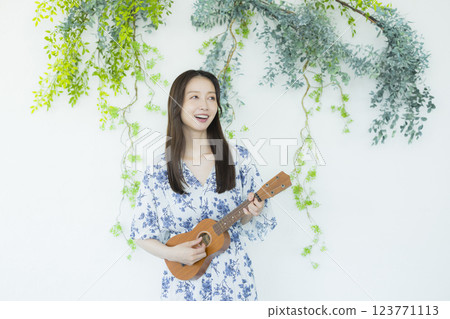 一個女人在玩夏威夷四弦琴 123771113