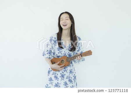 一個女人在玩夏威夷四弦琴 123771118