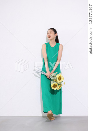 Smiling woman holding a bouquet of sunflowers 123771167