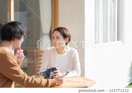 一對夫婦在露台上放鬆身心 123771232