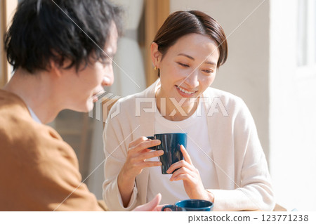 一對夫婦在露台上放鬆身心 一對夫婦在露台上放鬆身心 123771238