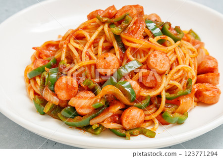 Neapolitan spaghetti | Gray background 123771294