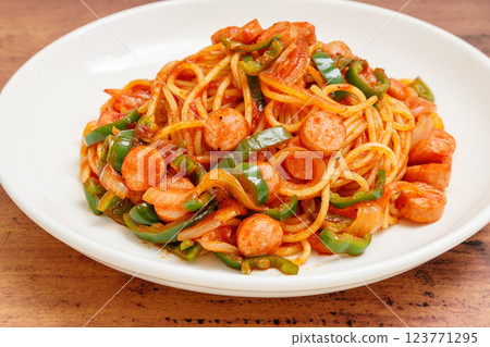 Neapolitan spaghetti｜Wood grain background 123771295