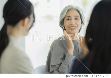 A woman with gray hair 123771296