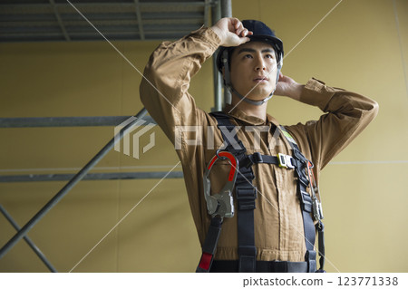 一名男子在建築地盤工作 123771338