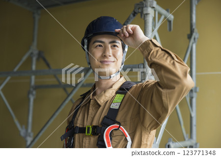 A man working at a construction site 123771348
