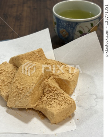 撒滿黃豆粉的茶與蕨餅套餐 123771351