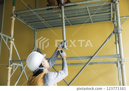 一名男子在建築地盤工作 123771381